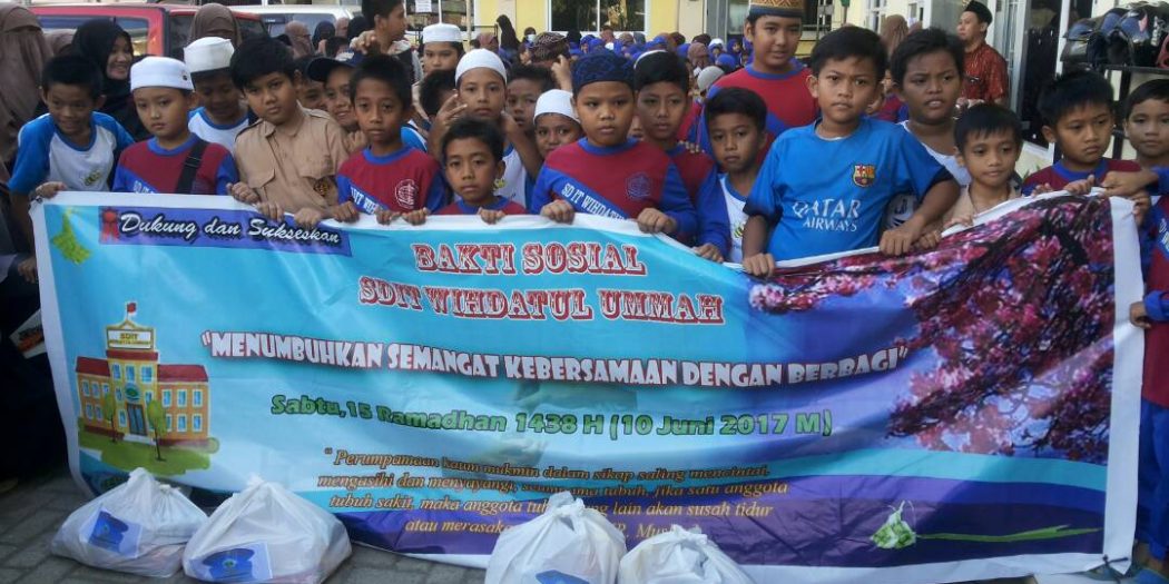 Murid SDIT Wihdatul Ummah Berbagi Sembako ke Dhuafa dan Panti Asuhan