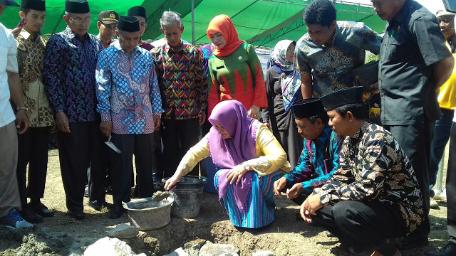 Peletakan batu pertama Pembangunan Sekolah Al Qur'an dan Pondok Pesantren Wahdah Islamiyah oleh Bupati Kabupaten Bima