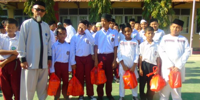 Siswa asal Palu dapat Paket Pengungsi Korban Gempa