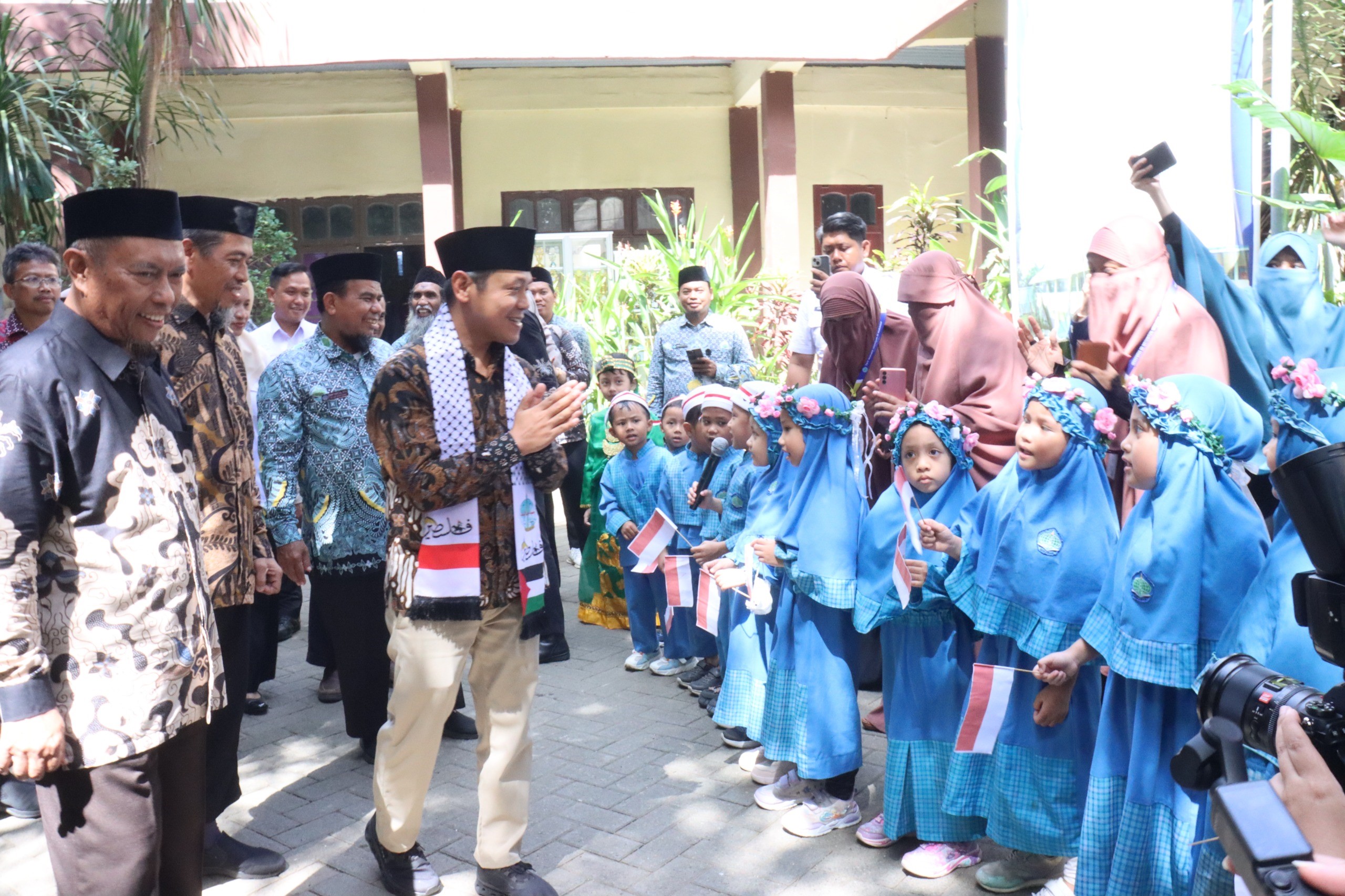 Tingkatkan Mutu Pendidikan di Makassar, Wamendikdasmen Resmikan Revitalisasi Sekolah dan Pantau Digitalisasi